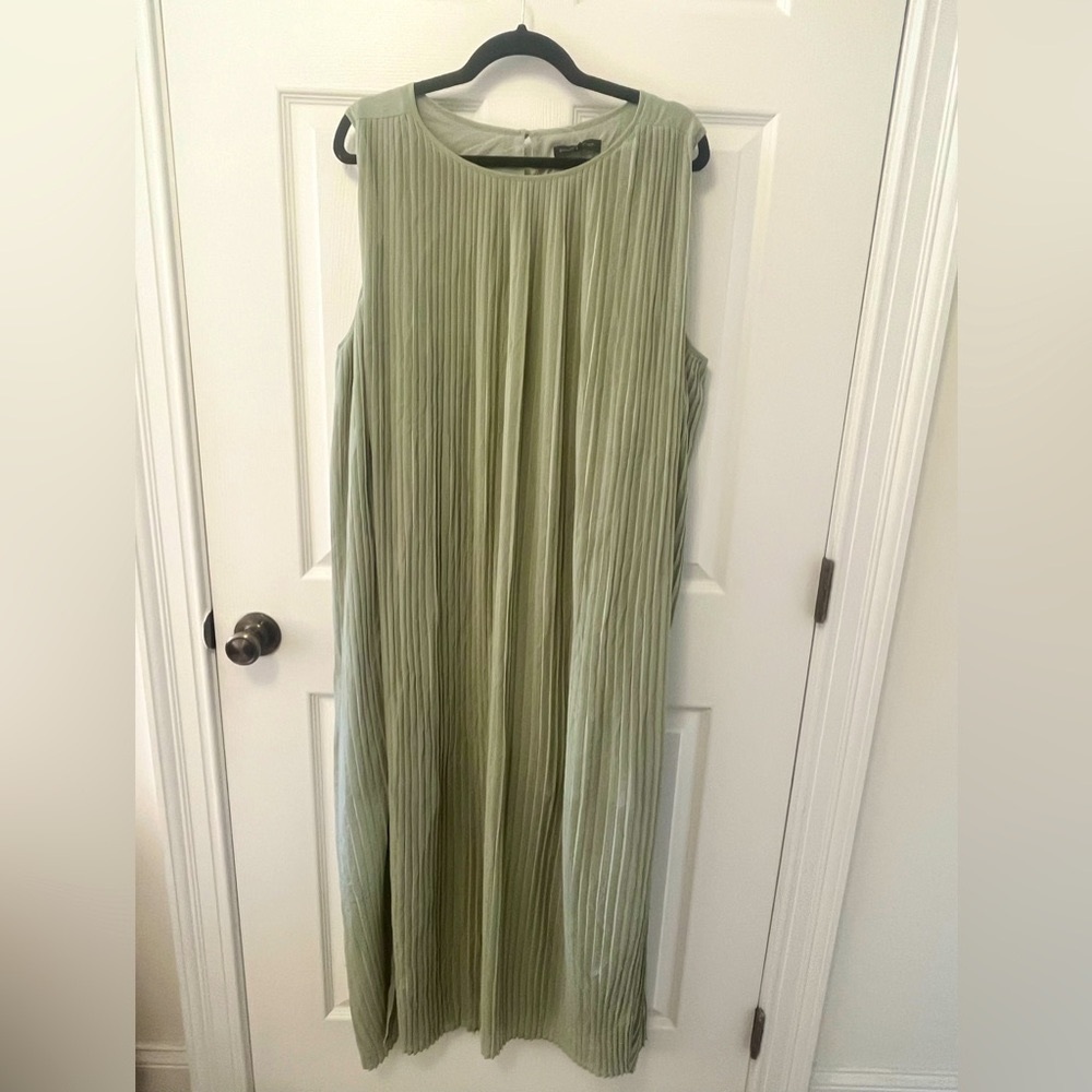 ✨ Green Sage Pleated Maxi Dress - Picture 1 of 7